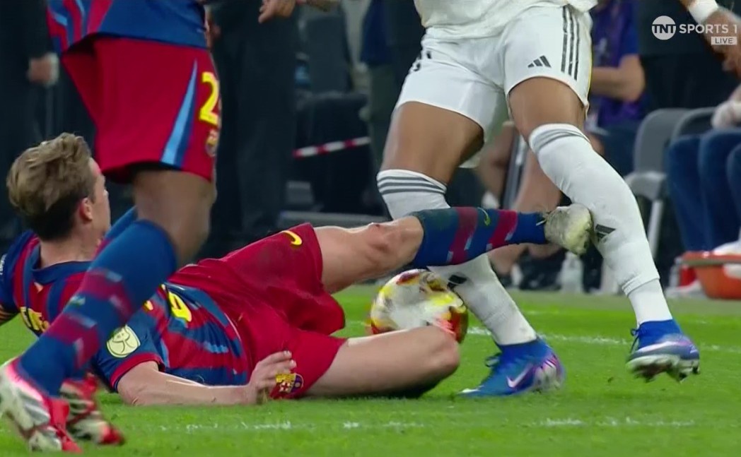 Pha bong ghe ron o Sieu kinh dien hinh anh