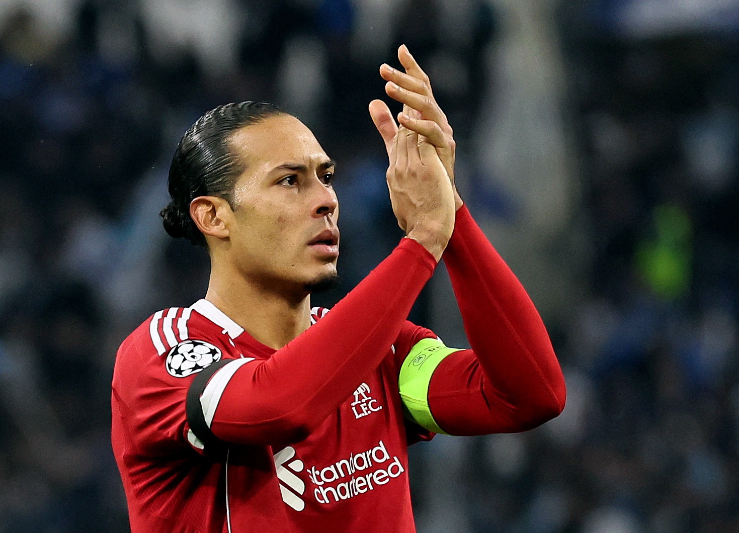 Van Dijk gay phan no hinh anh