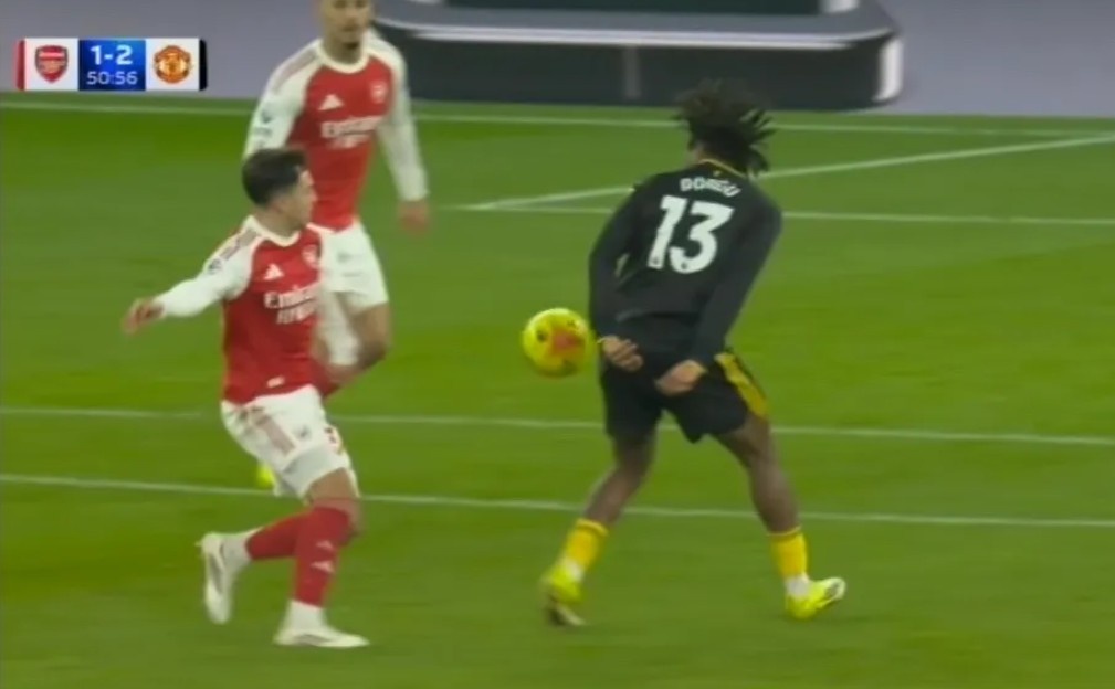 CDV Arsenal noi gian voi VAR hinh anh