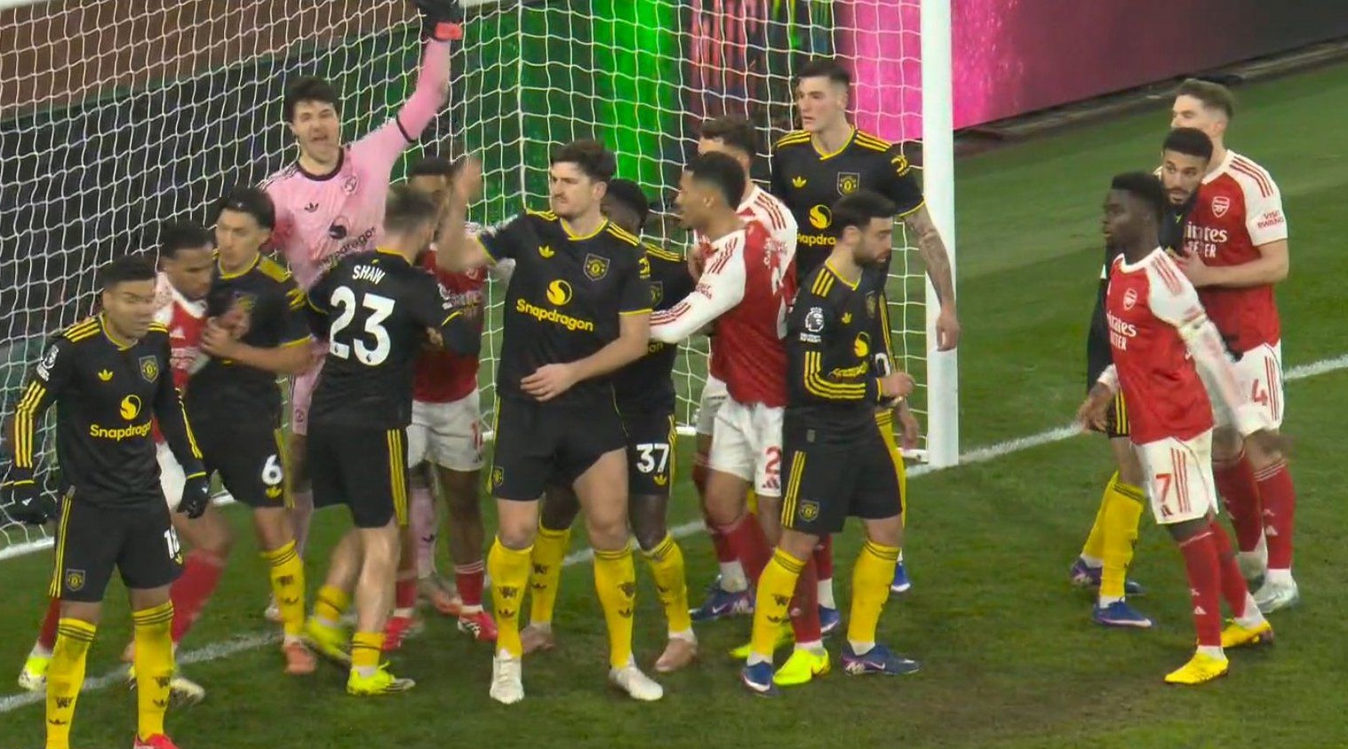 Buc anh gay chu y o tran MU thang Arsenal hinh anh