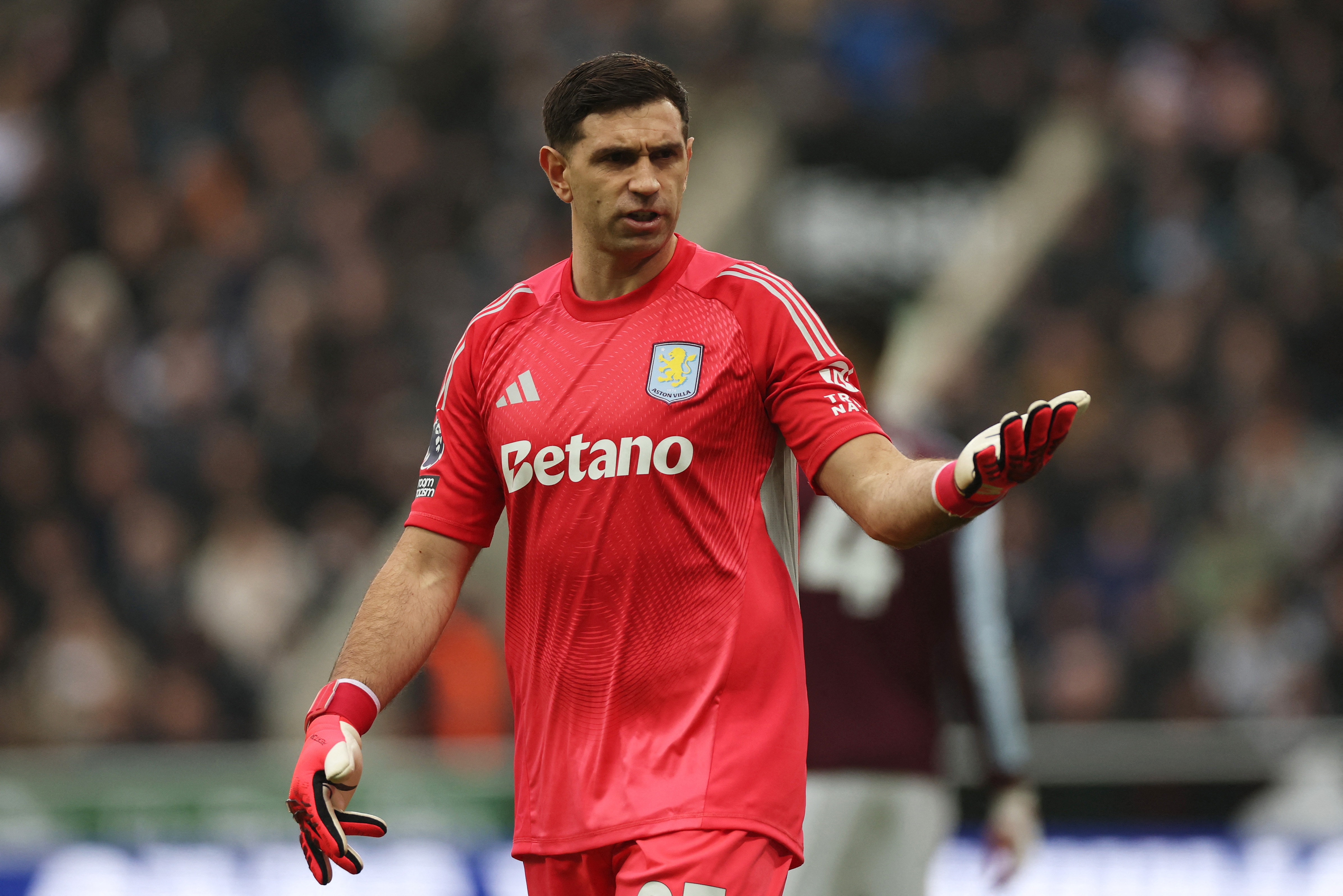 Aston Villa ra gia ban Emiliano Martinez hinh anh