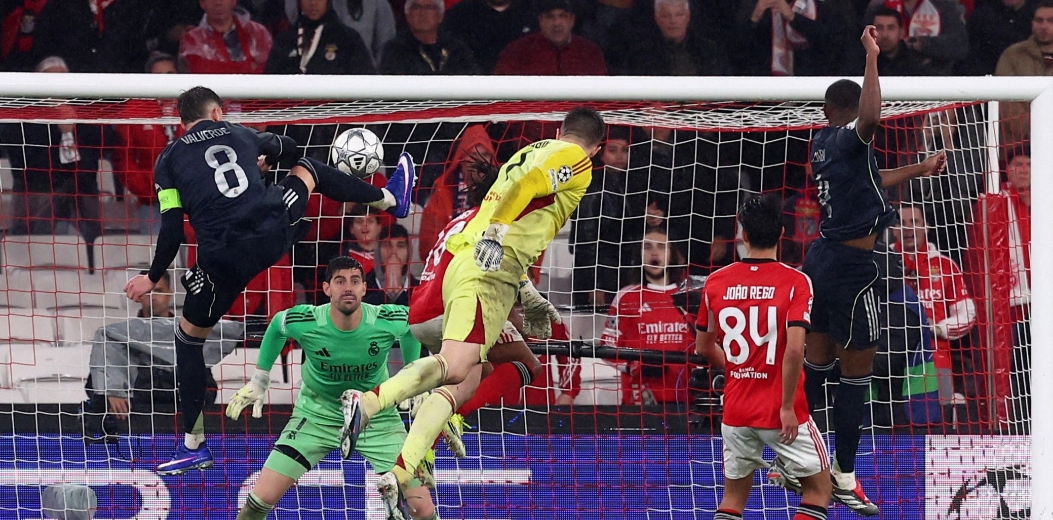 Ban thang dien ro o phut 90+8 tai Champions League hinh anh