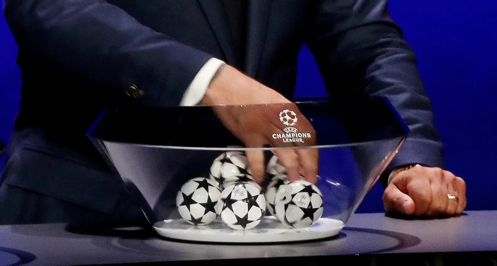 Boc tham play-off Champions League luc may gio? hinh anh