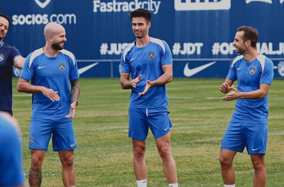 Hinh anh dan cau thu nhap tich Malaysia tro lai tap luyen hinh anh