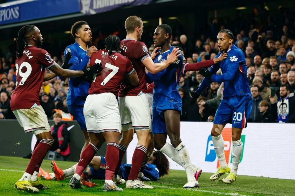 Bop co, xo xat va the do trong dem hon loan o Stamford Bridge hinh anh