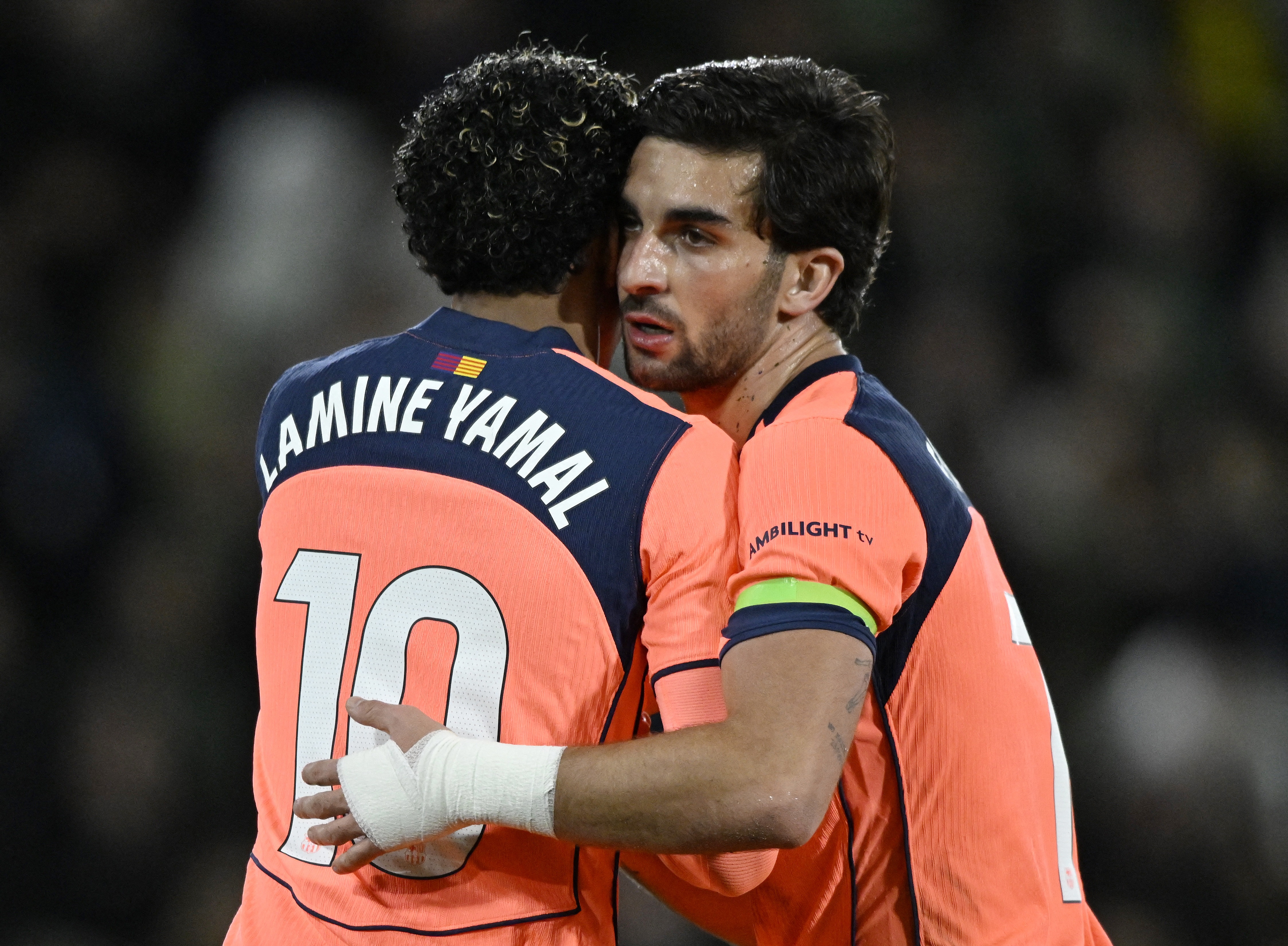 Pha bo lo gay soc cua tien dao Barcelona hinh anh