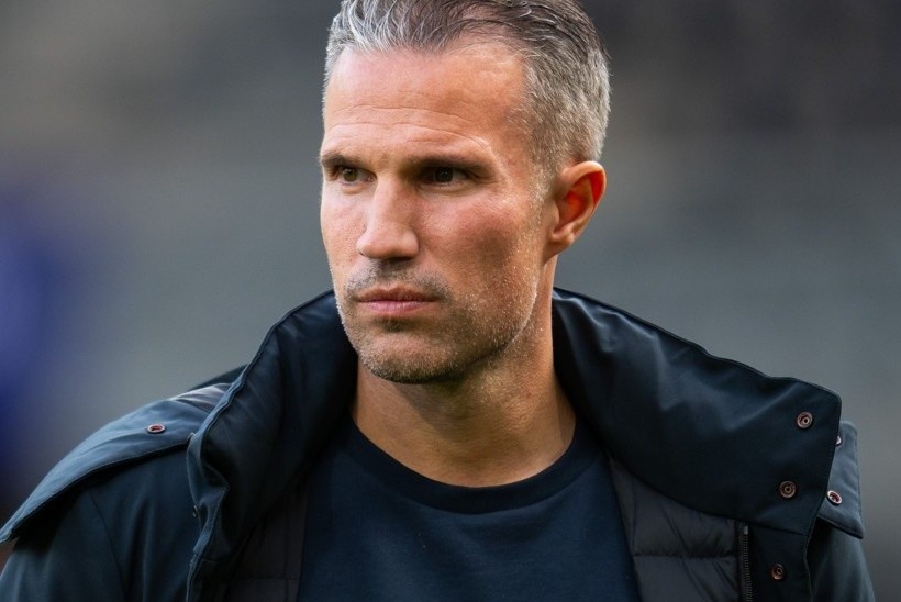 HLV Van Persie bi yeu cau tu chuc hinh anh