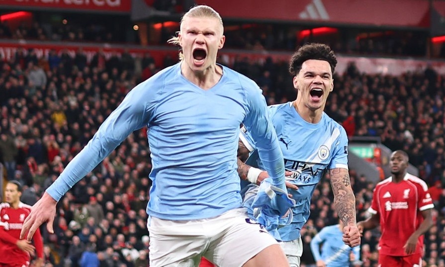 Man City loi nguoc dong ngoan muc tai Anfield hinh anh