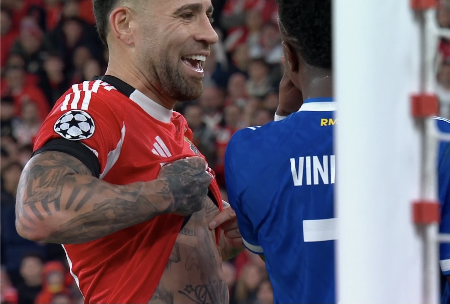 Hanh dong bi che cuoi cua Otamendi voi Vinicius hinh anh