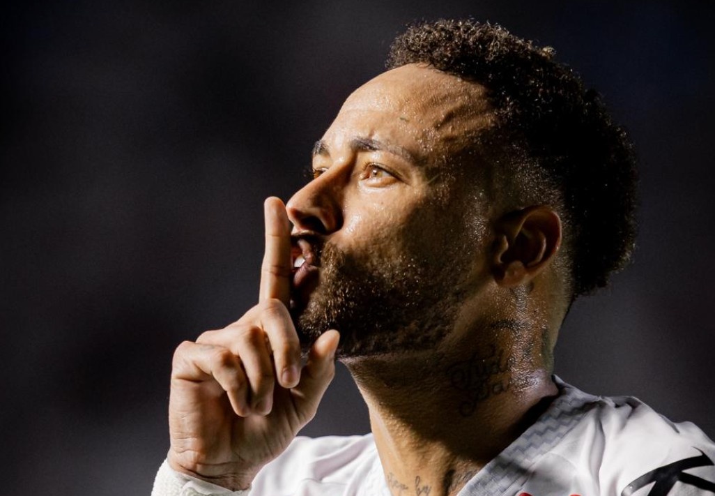 Neymar tung du lieu mat giua bao chi trich hinh anh