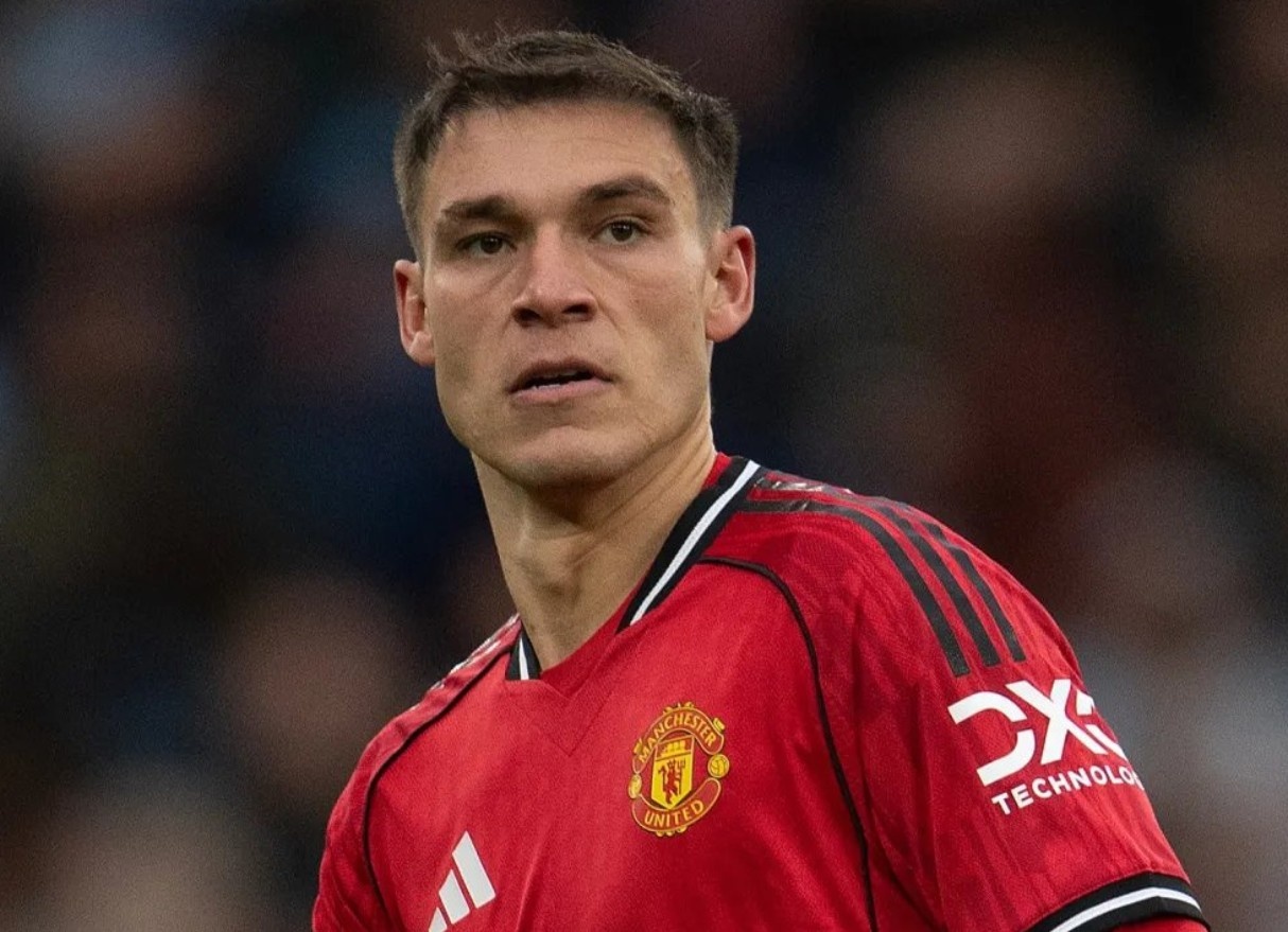 Ugarte theo chan Casemiro roi MU hinh anh