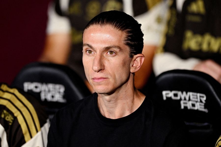 Ly do HLV Filipe Luis bi sa thai du vua thang 8-0 hinh anh