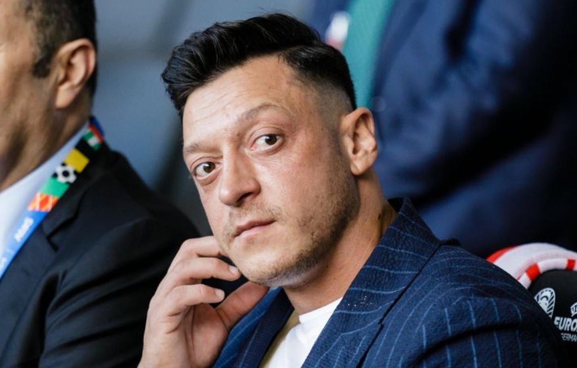 Ozil giau co sau giai nghe hinh anh