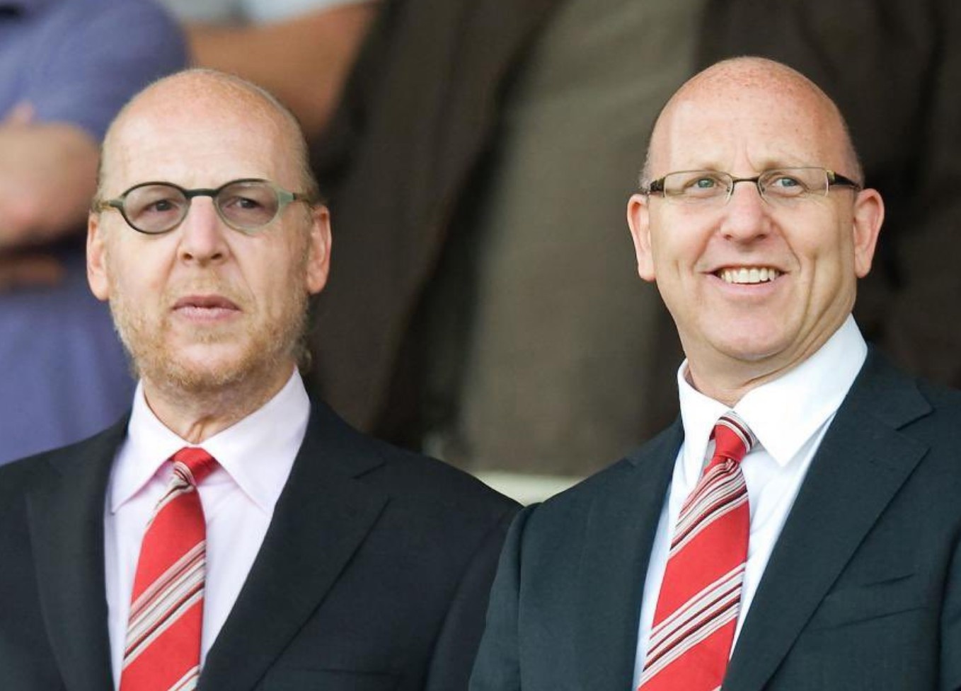 Chu MU kiem bon tien giua lan song phan no hinh anh