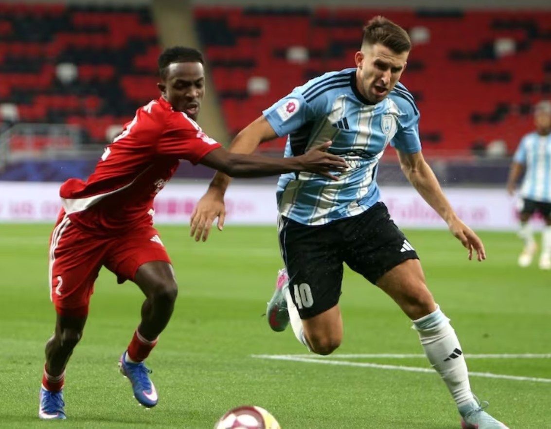 Chien su leo thang, Qatar van cho bong da tro lai hinh anh