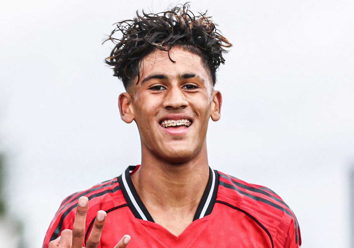 Vi sao tai nang 15 tuoi chua the ra mat MU? hinh anh