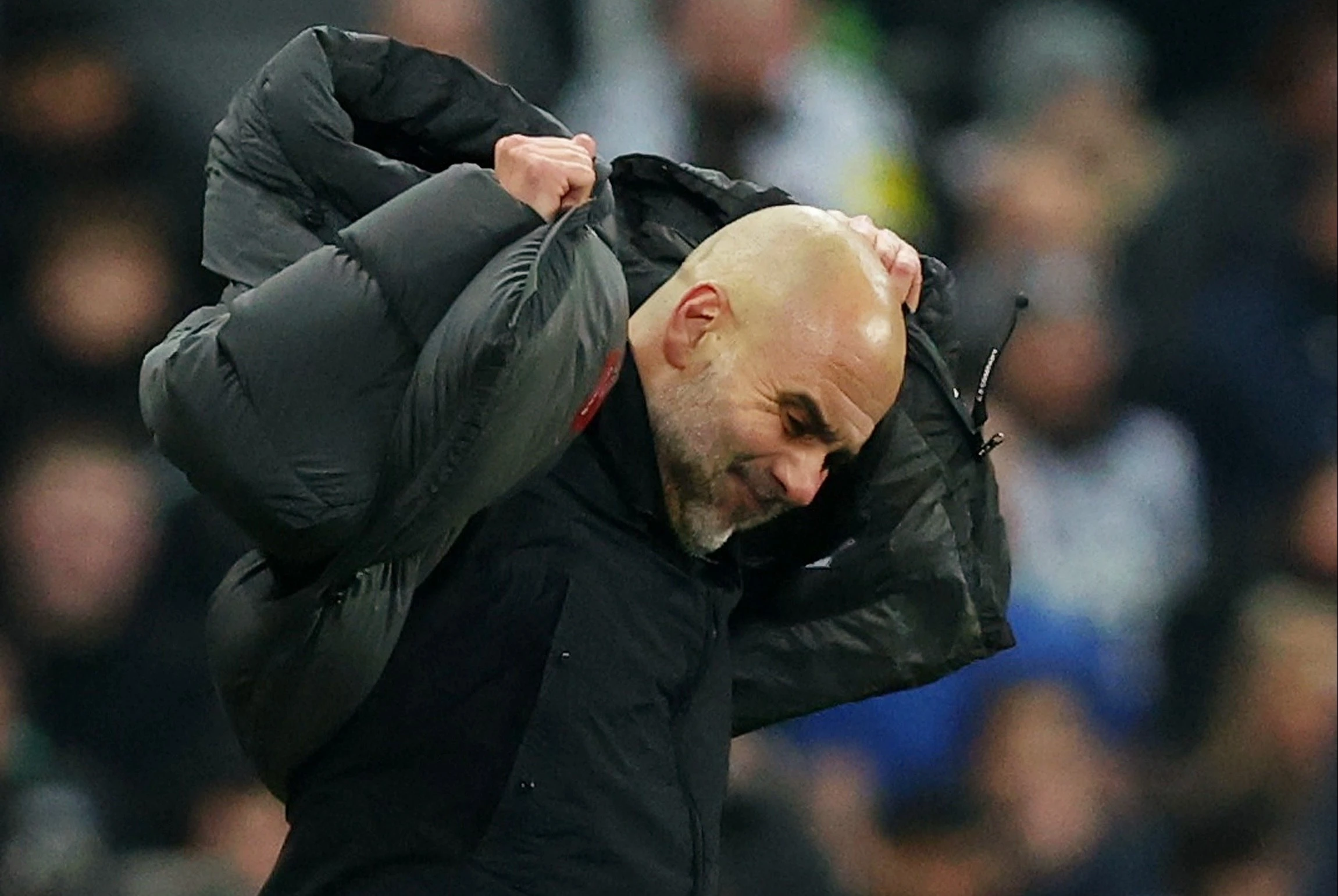 Phan ung cua Pep Guardiola khi kem Arsenal 9 diem hinh anh