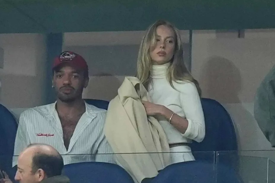 'Ban gai tin don' den xem Mbappe thi dau hinh anh