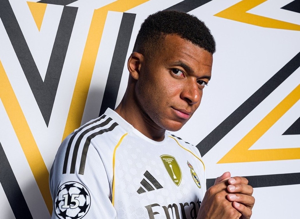 Mbappe dung truoc cu nhay tai chinh khong lo hinh anh