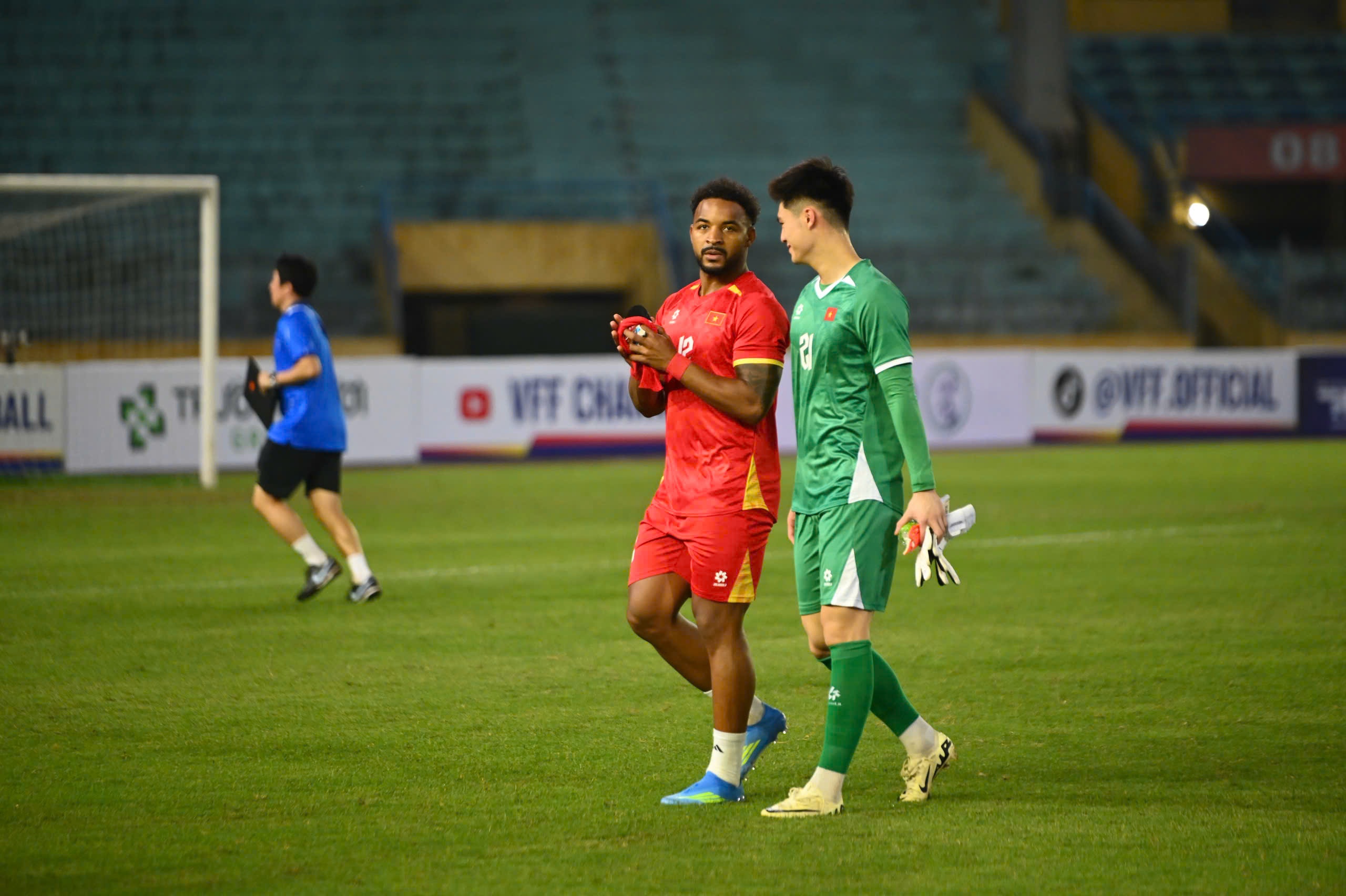 San Hang Day thua khan gia o tran thang cua tuyen Viet Nam hinh anh