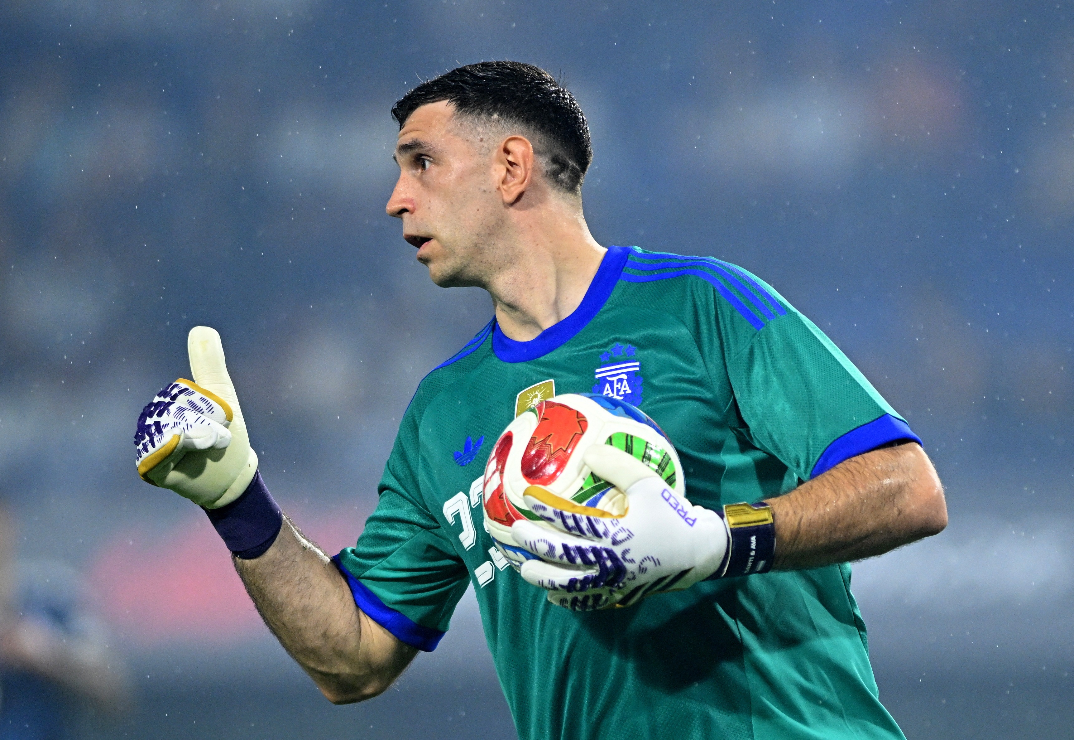 Emiliano Martinez bat man hinh anh