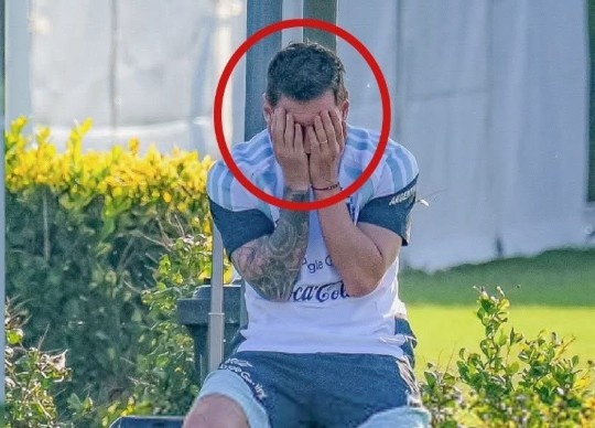 Cai om mat cua Messi gay chu y hinh anh