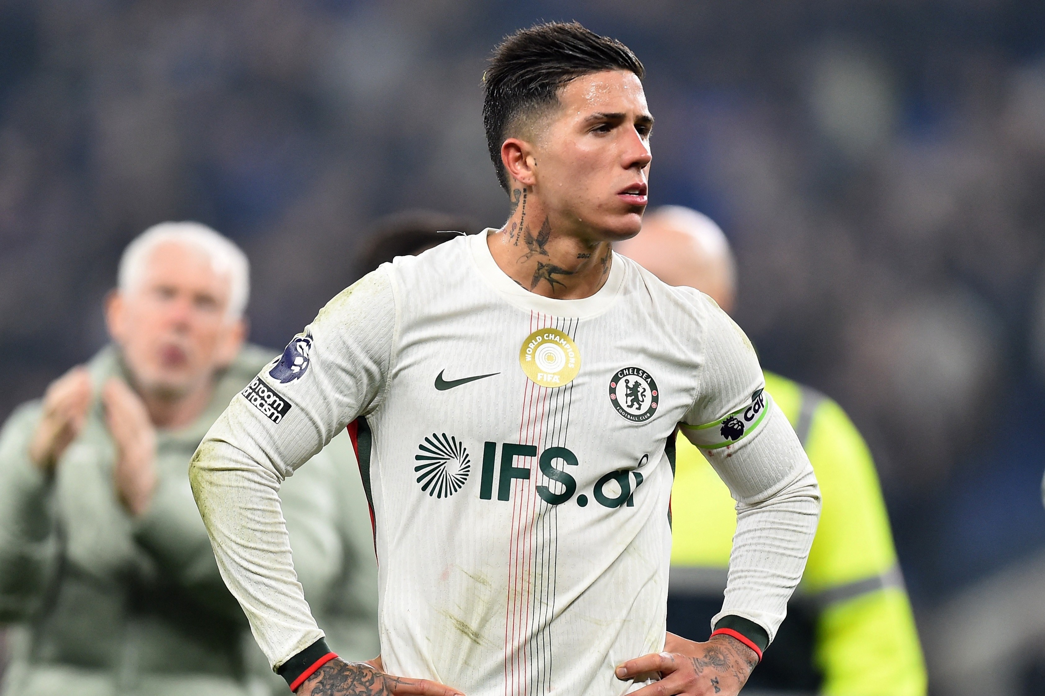 Enzo Fernandez lai gay rung dong Chelsea hinh anh