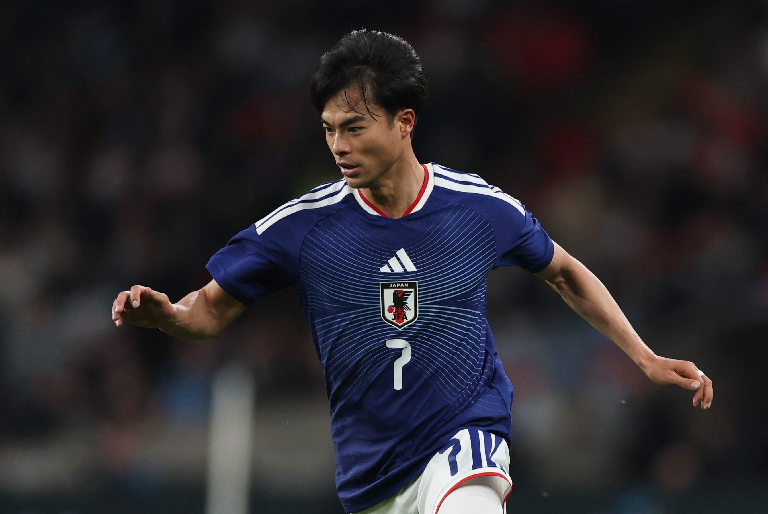 Phan ung cua Mitoma khi sut tung luoi tuyen Anh hinh anh