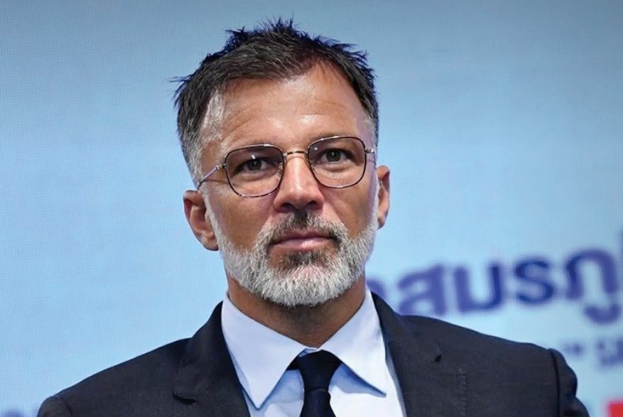 HLV Thai Lan nhan thuong lon hinh anh