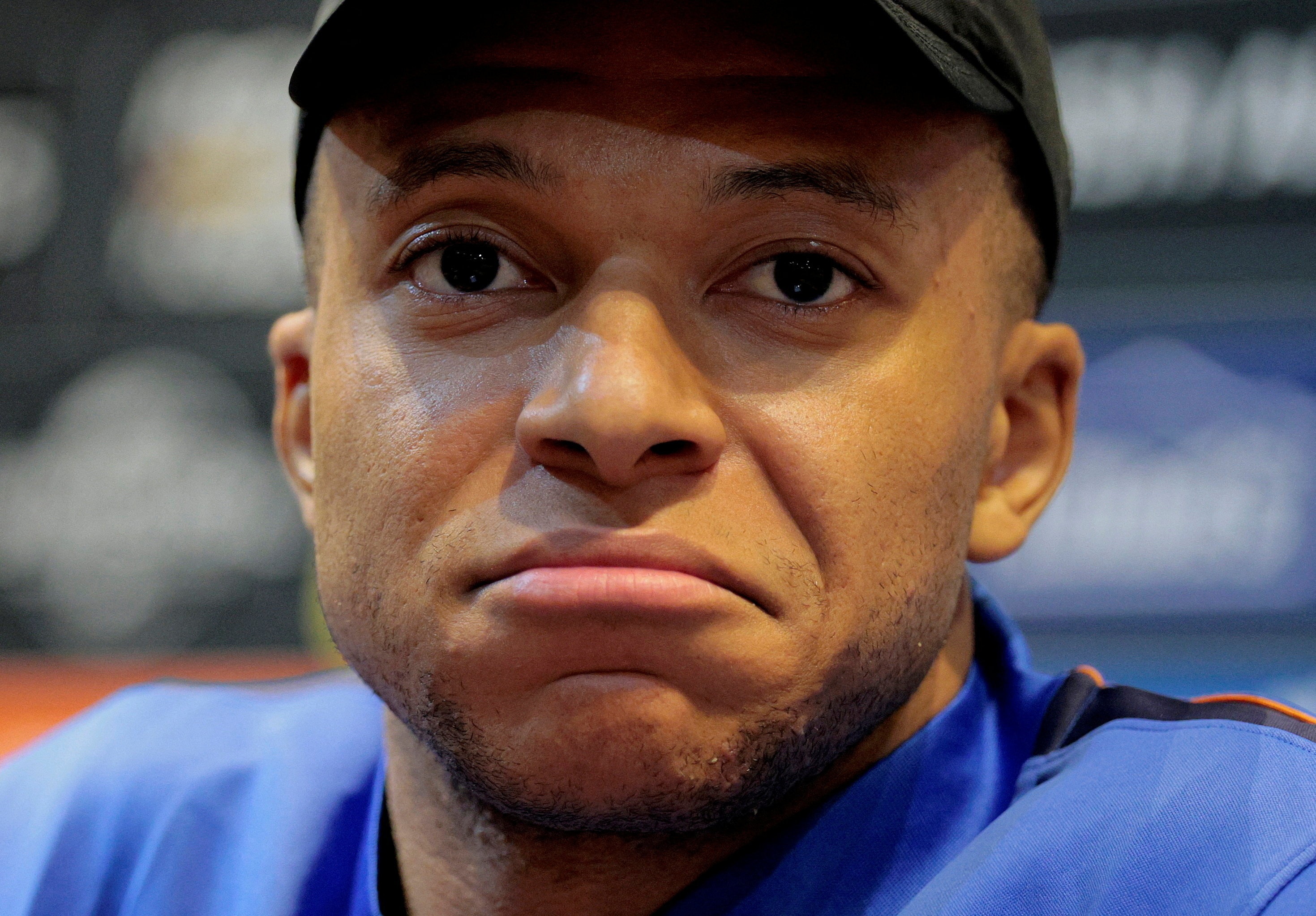 Mbappe vuong tranh cai hinh anh