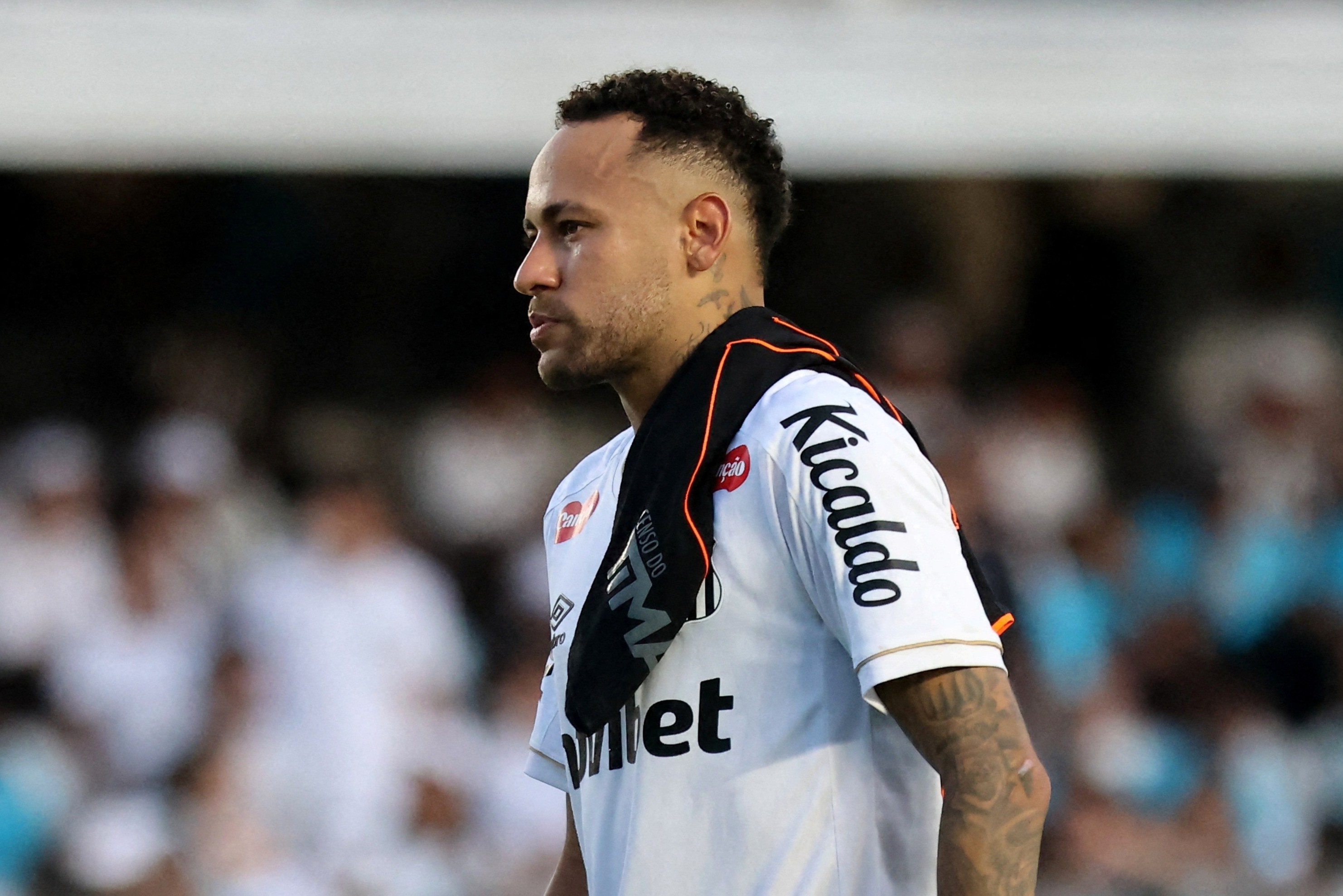 Neymar doi dien an cam thi dau 12 tran hinh anh