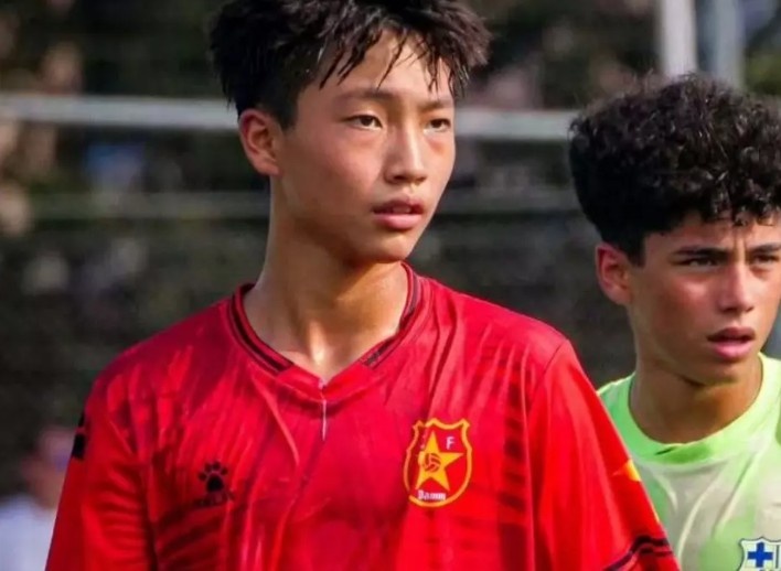 Tai nang 14 tuoi Trung Quoc gia nhap hoc vien Barcelona hinh anh