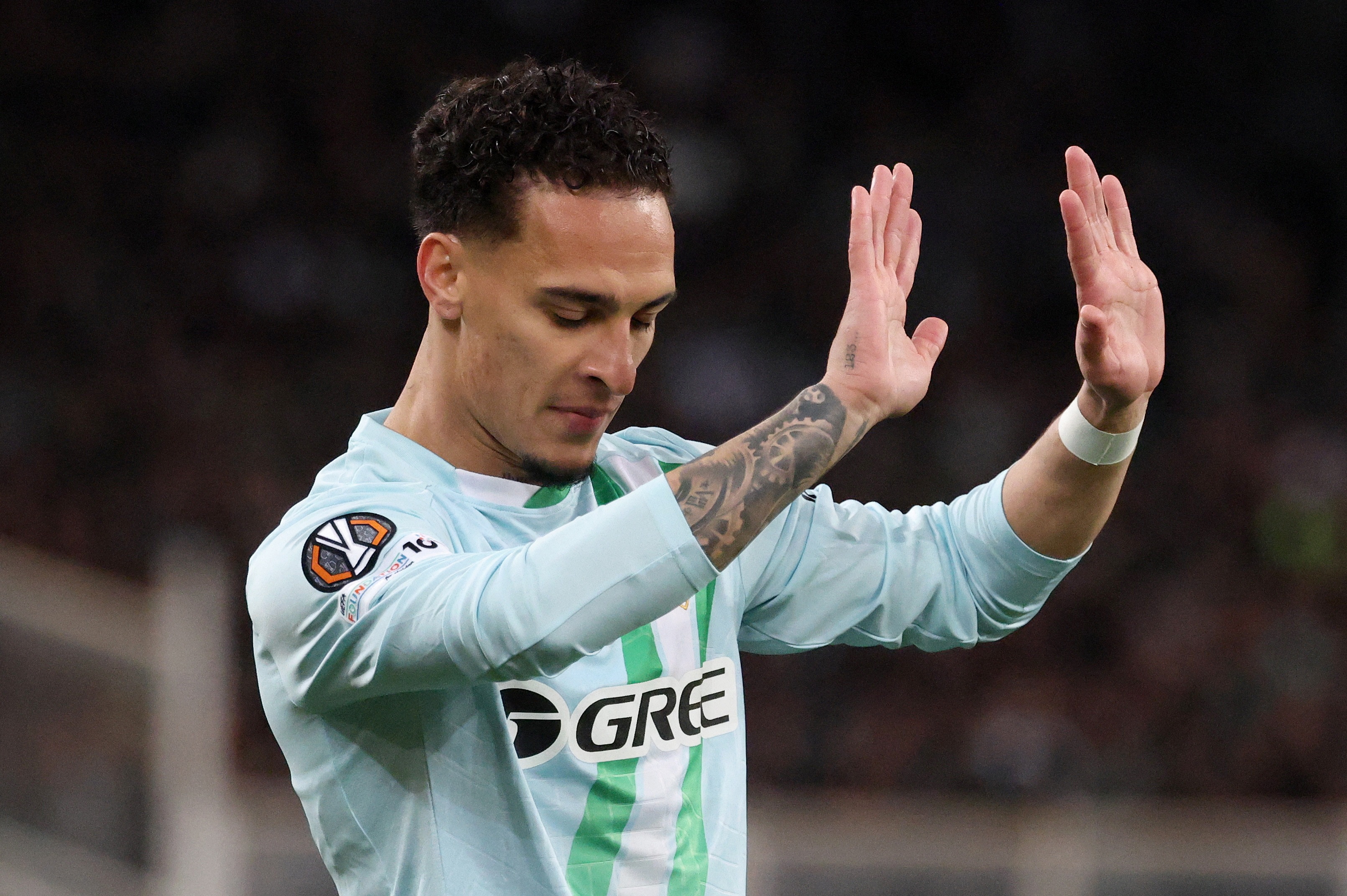 Suc khoe cua Antony gay lo lang hinh anh