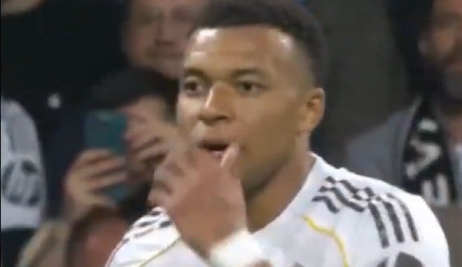 Mbappe sung sot voi Neuer hinh anh