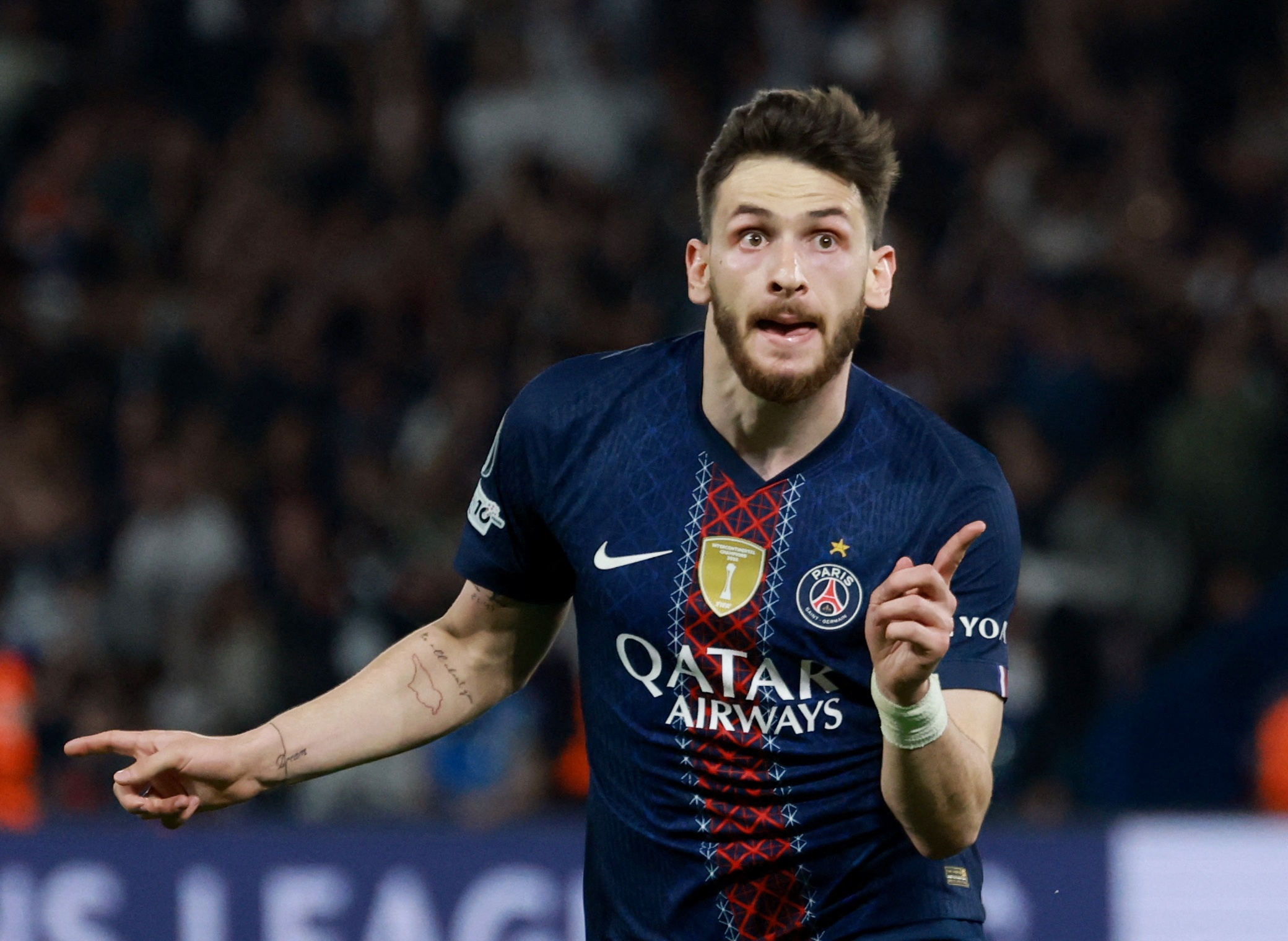 Chien thuat giao bong cua PSG vuong chi trich hinh anh