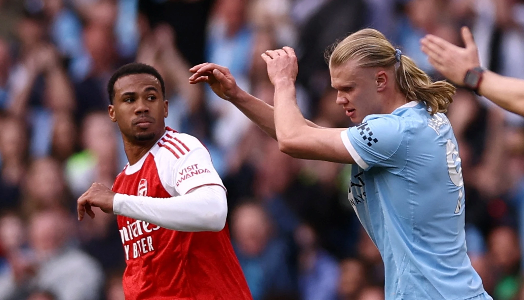 Haaland dap tra khi Gabriel thoat the do hinh anh