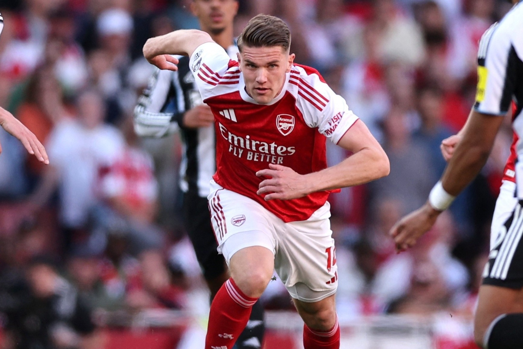 Pha bong gay phan no cua cau thu Arsenal hinh anh