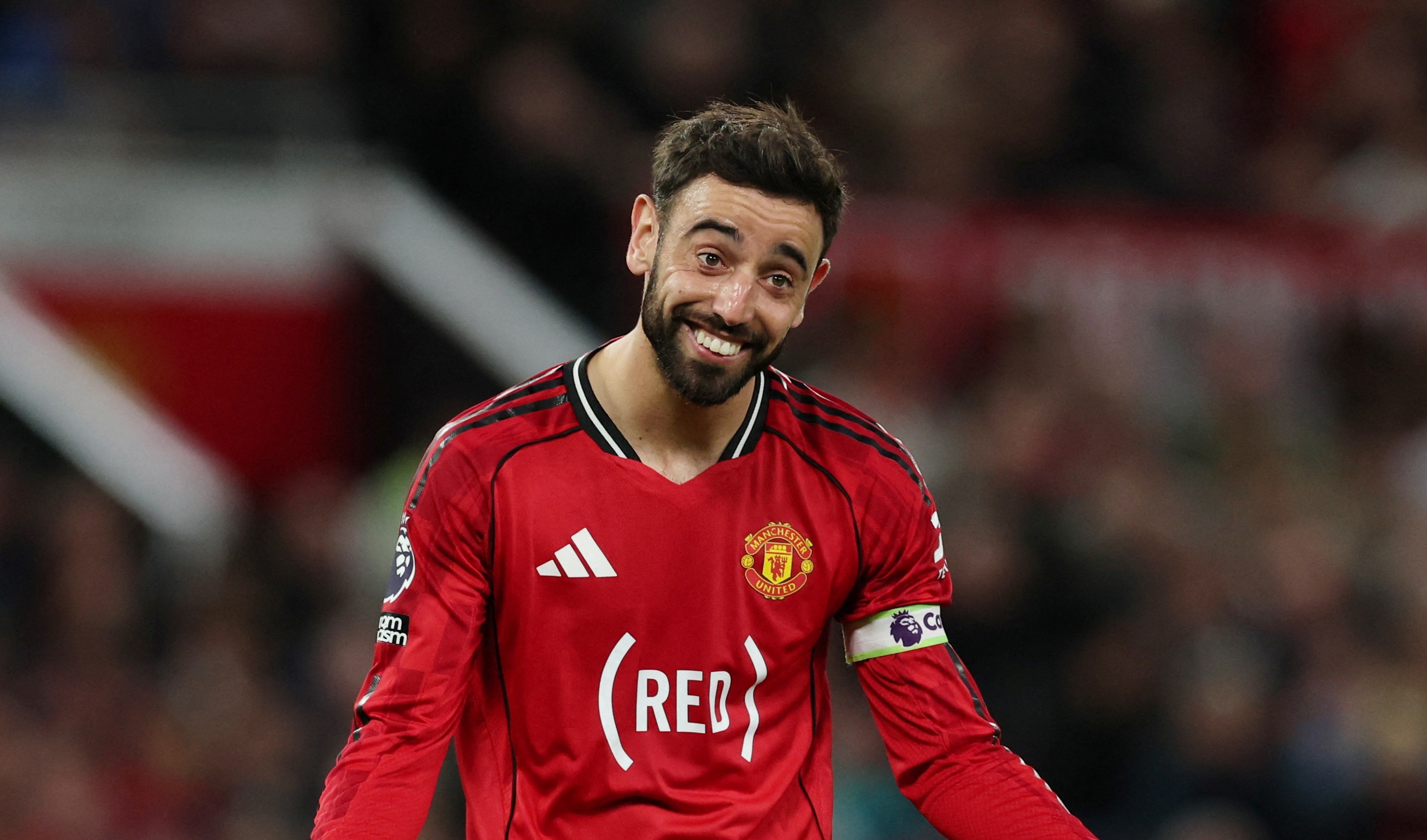 Chi tiet la tren ao dau MU hinh anh