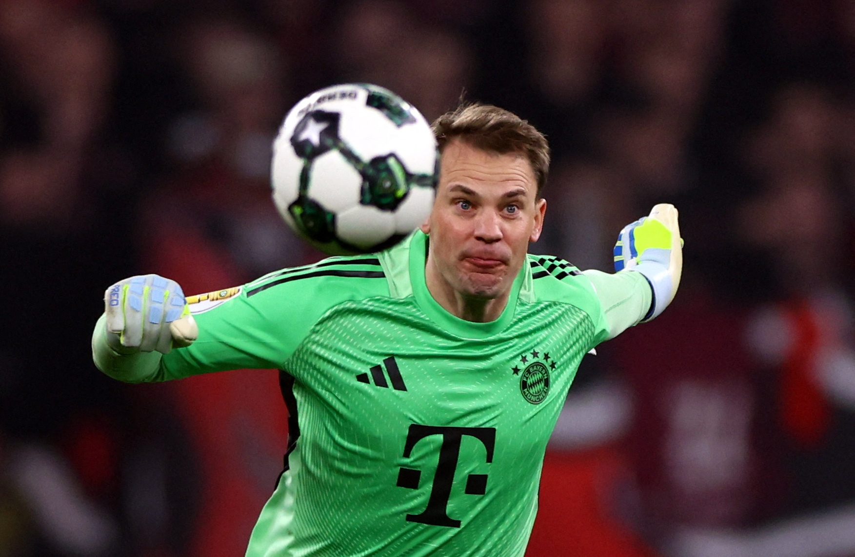 Neuer suyt mac bay cau be nhat bong hinh anh