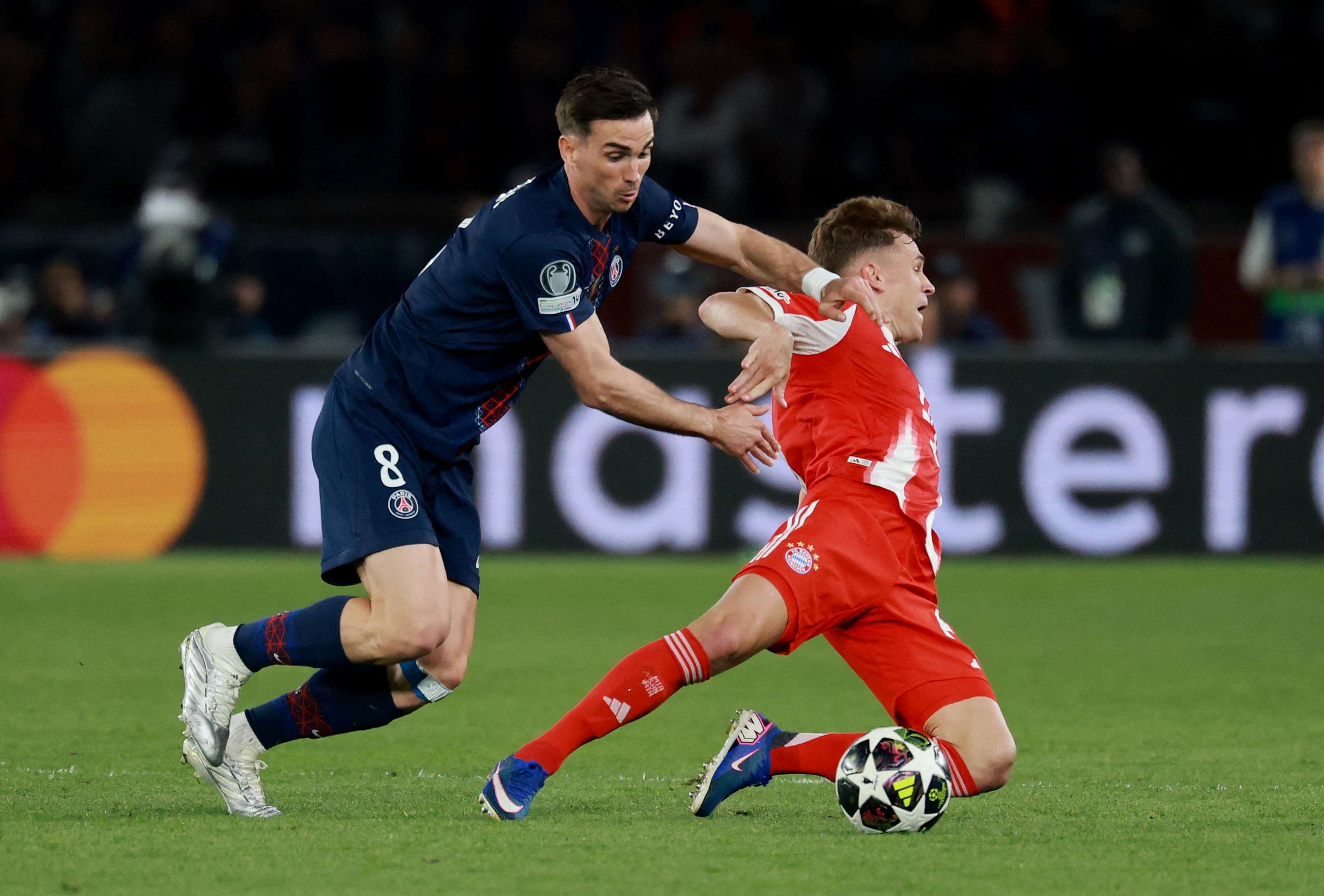 Rooney: 'PSG va Bayern phong ngu nhu nghiep du' hinh anh