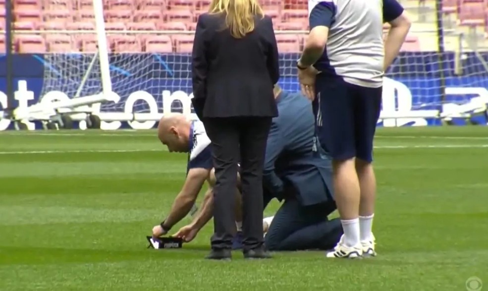 Arsenal kiem tra mat co san Atletico hinh anh