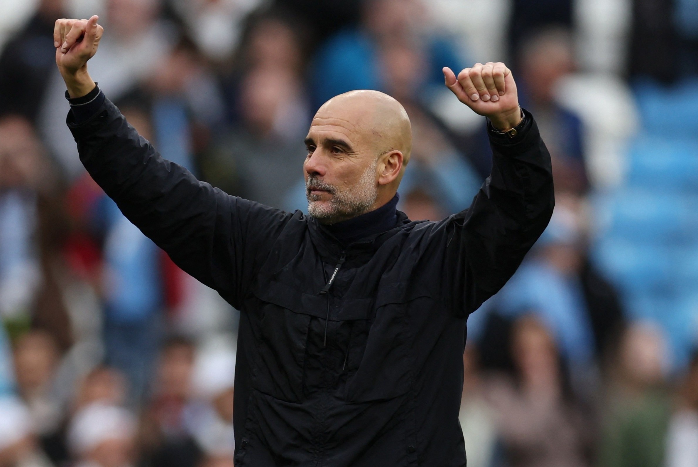 Guardiola bo chay khoi phong hop bao hinh anh