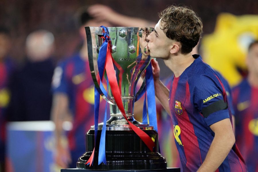 Barcelona hot bac voi danh hieu La Liga hinh anh
