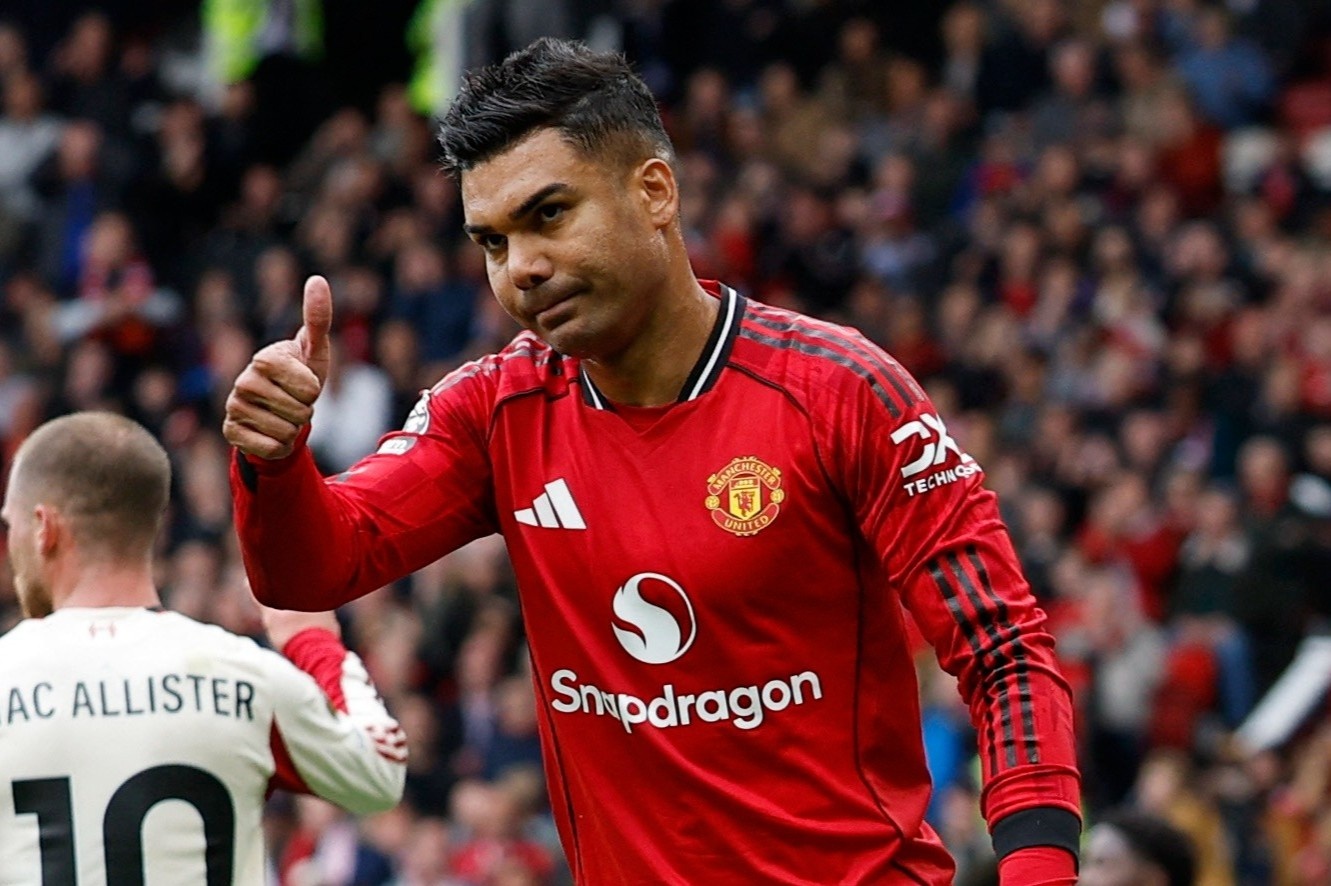 Carragher da sai ve Casemiro hinh anh