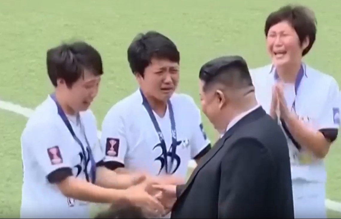 Khoanh khac gay sot cua bong da Trieu Tien hinh anh