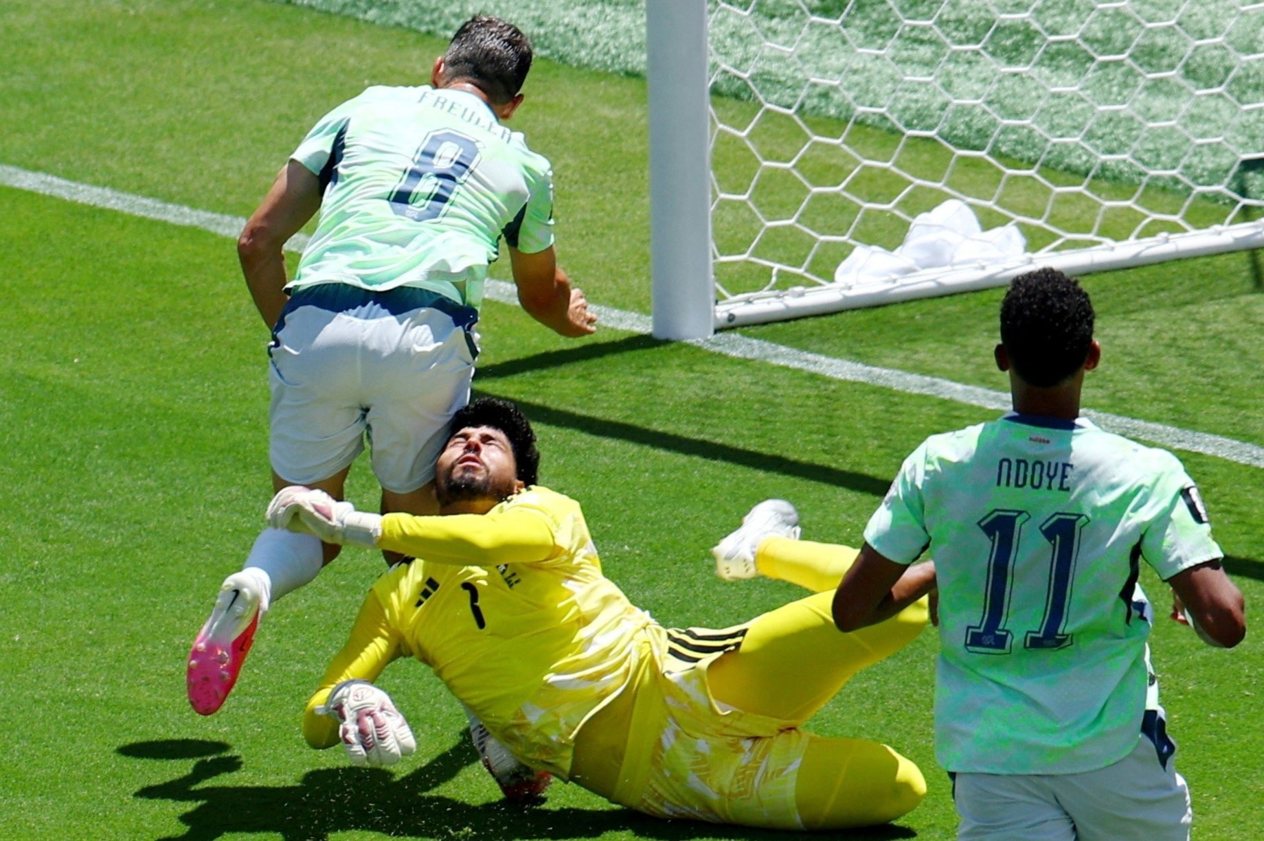 Linh cu va cham vao dau, thu mon Qatar van choi het tran hinh anh