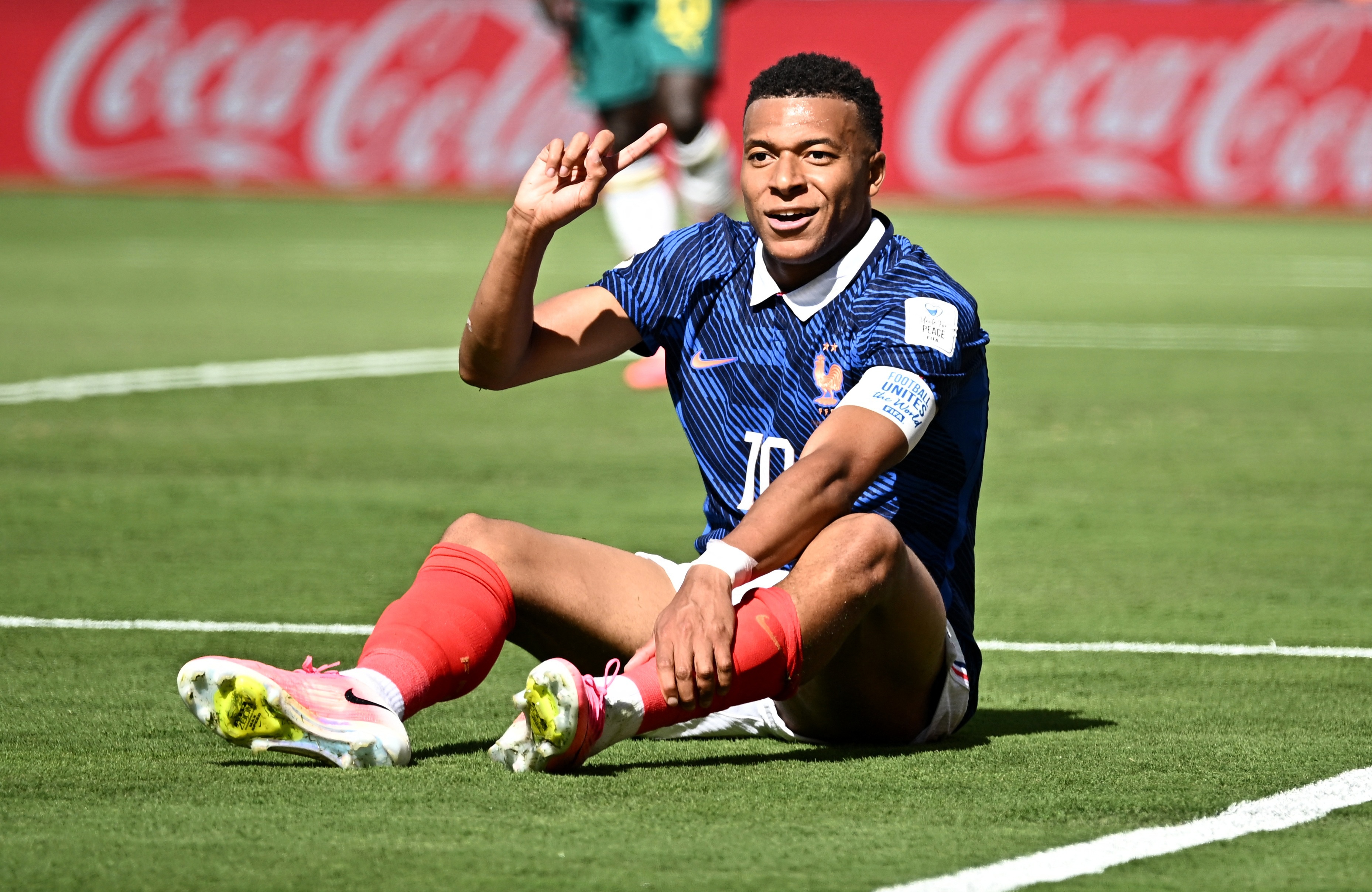VAR thoi bung tranh cai ve Mbappe hinh anh