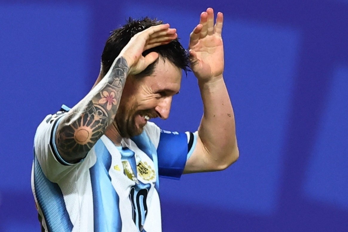 Messi gay chan dong truyen thong the gioi hinh anh