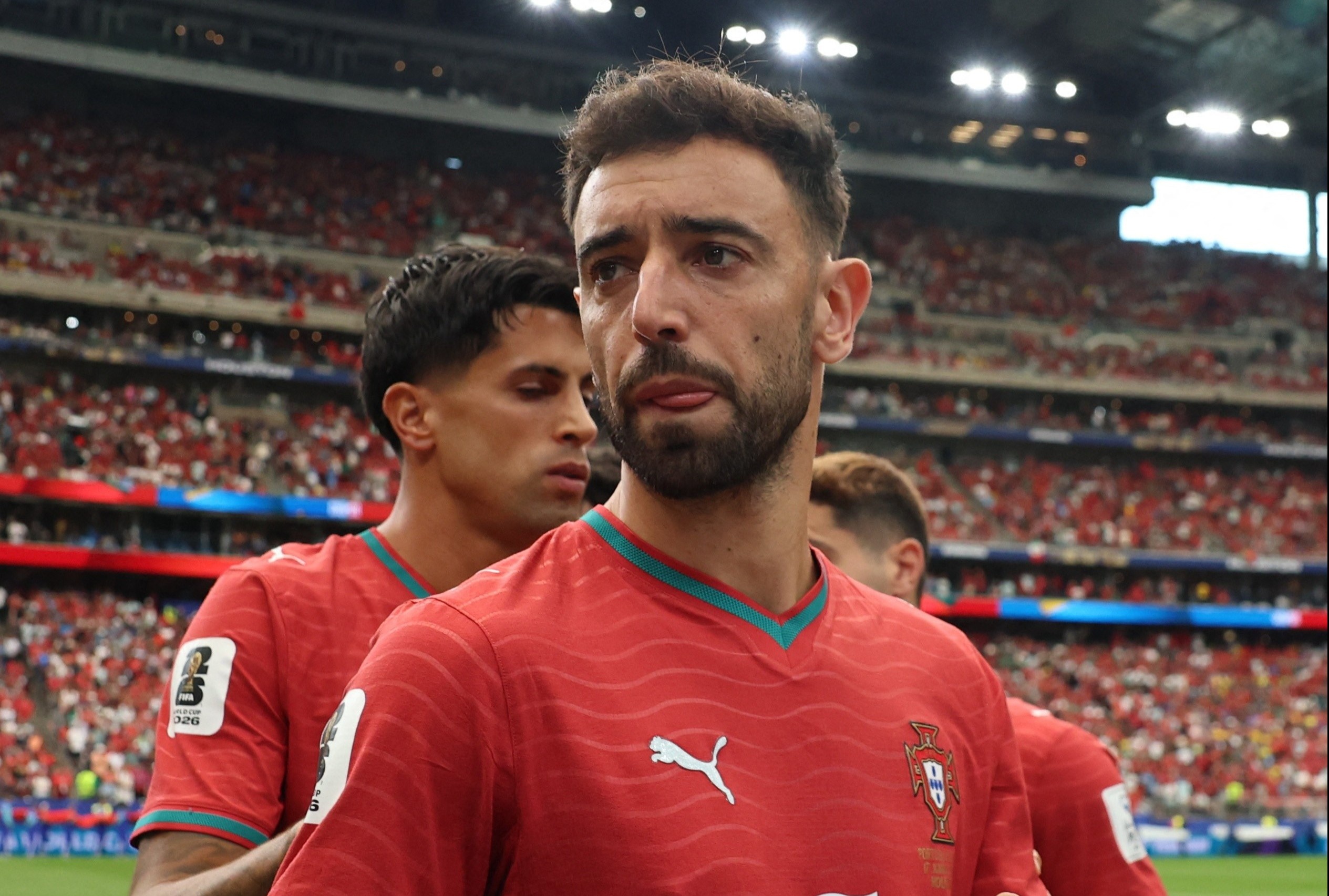 Fernandes bi chi trich vi khong chuyen cho Ronaldo hinh anh
