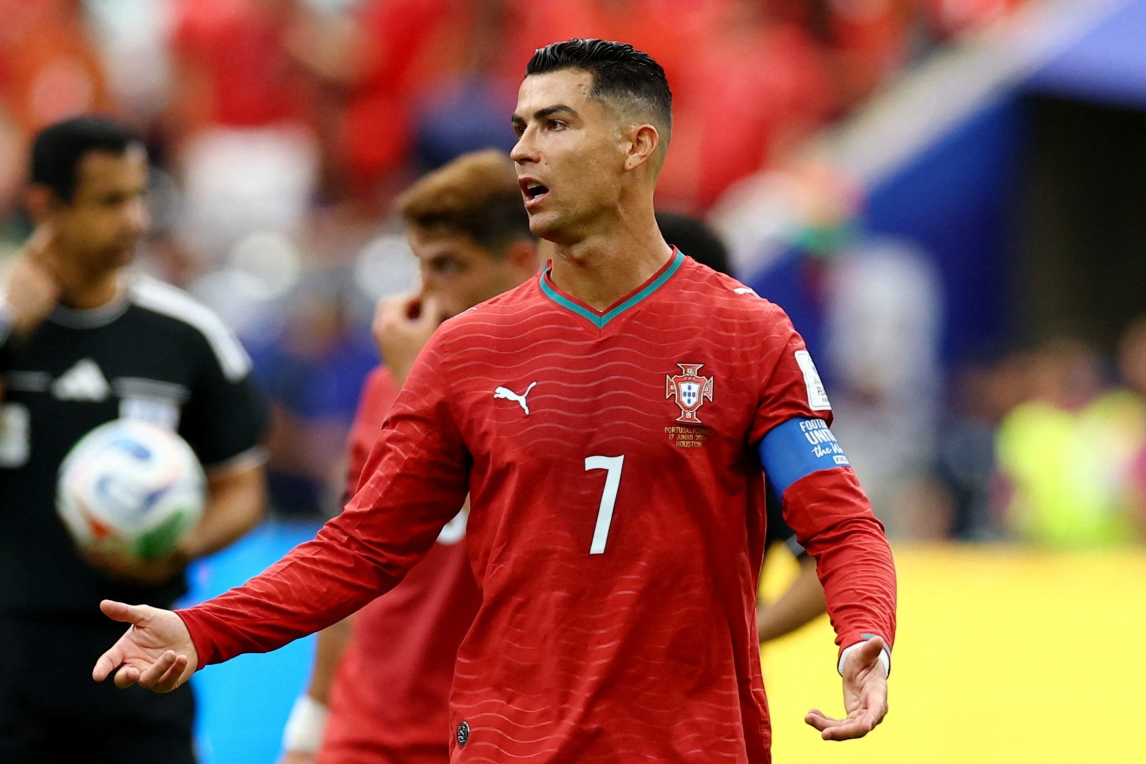 Scholes: 'Ronaldo tuc gian khi Messi ghi hat-trick' hinh anh